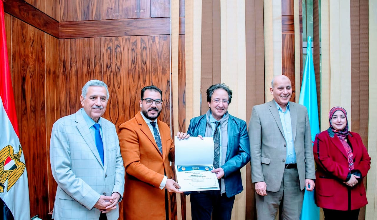 تكريم مدير مركز الخدمة العامة بنوعية طنطا بتوجيهات من رئيس الجامعة  